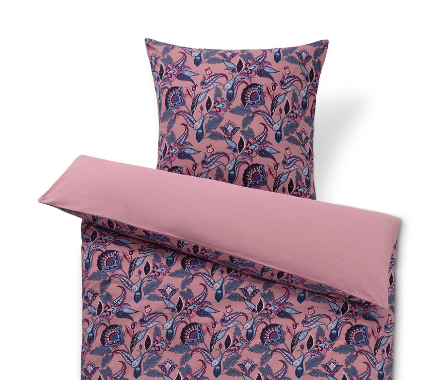Rosa Winterjersey-Bettwäsche mit Blumenmuster und Kissen oben.