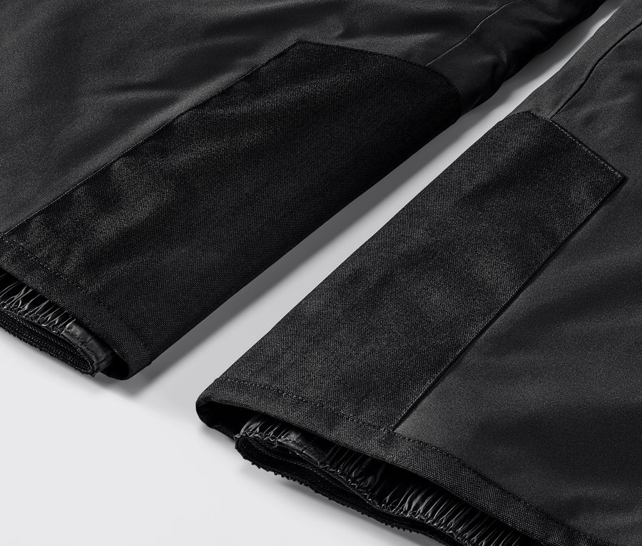 Detailaufnahme einer schwarzen High-Tech-Skihose.