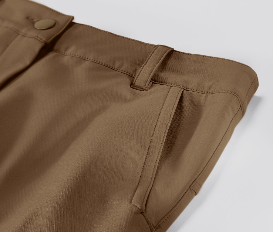 Detailaufnahme einer beigen Cargo-Softshellhose.
