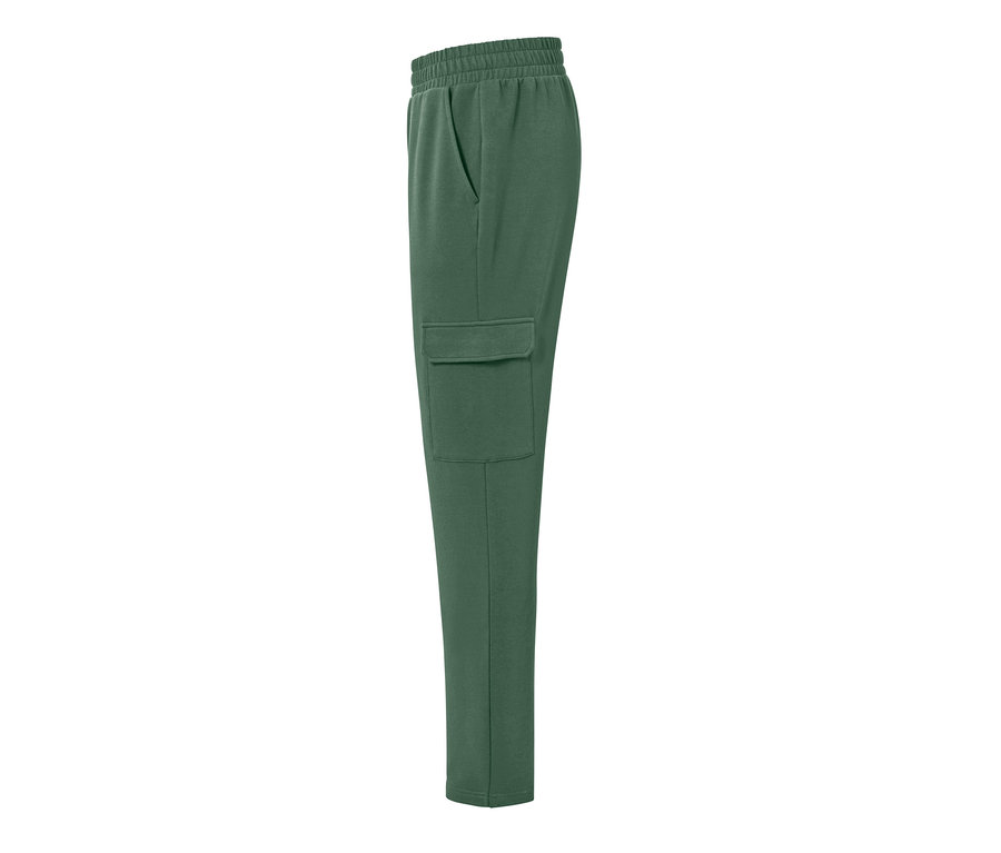 Grüne Joggpants mit Cargo-Taschen auf weißem Hintergrund.