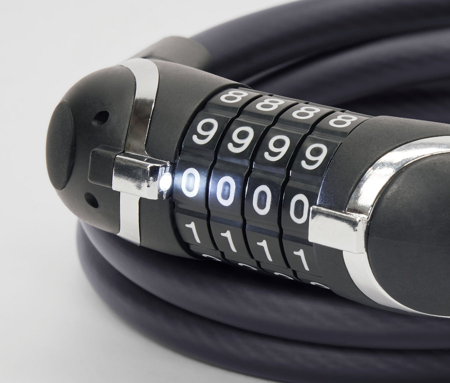 Nahaufnahme eines extralangen Universal-Stahlkabelschlosses mit Zahlencode "0000".