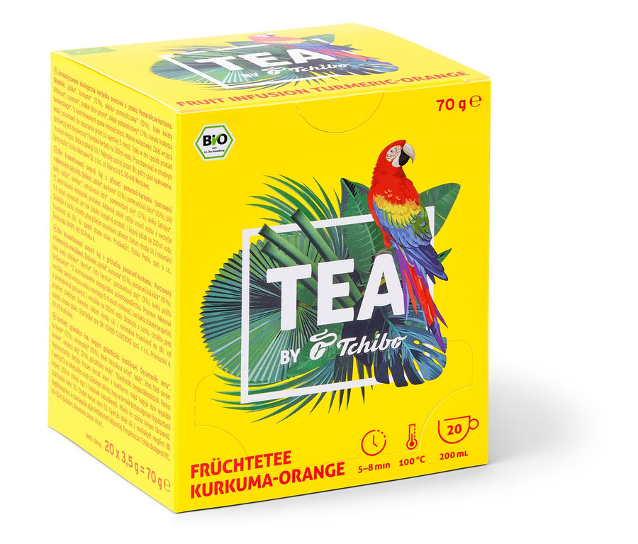 Gelbe Packung TEA by Tchibo Bio-Früchtetee Kurkuma-Orange mit einer Abbildung eines Papageis und tropischen Blättern.