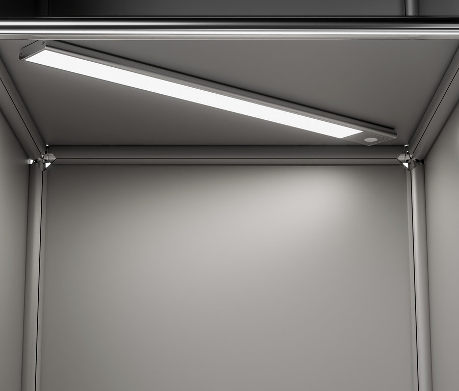 Innenraum eines Kleiderschranks mit einer an der Decke befestigten LED-Leuchte.