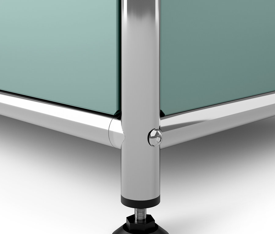 Detailaufnahme des unteren Teils eines verchromten Möbelgestells mit verstellbarem Fuß.
