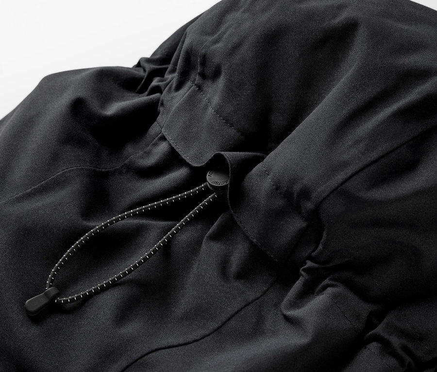 Detailaufnahme eines schwarzen Rucksacks mit Kordelzug.