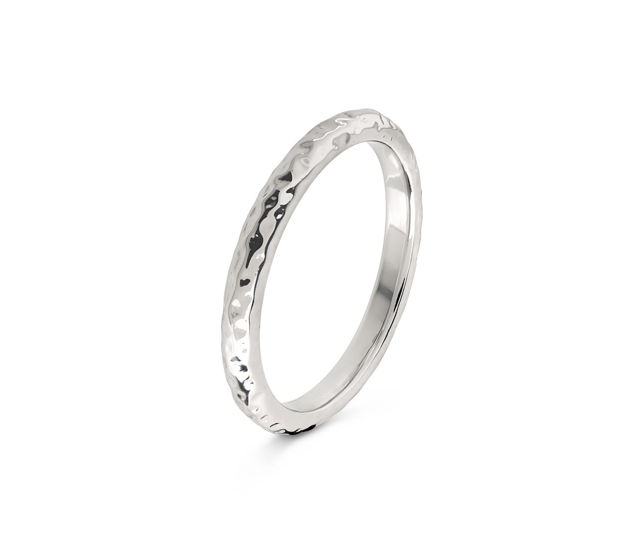 Detailaufnahme eines silbernen Rings mit gehämmerter Textur.