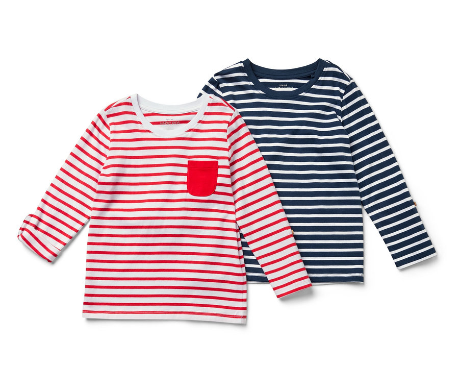 Zwei Kinder-Langarmshirts: eines rot-weiß gestreift mit Tasche, das andere blau-weiß gestreift.
