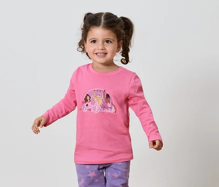 Lächelndes kleines Mädchen mit braunen Haaren in einem rosa Langarmshirt und einer lila Hose mit Sternmuster.