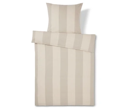 Bettbezug und Kissen mit beige- und weißgestreiften Muster.