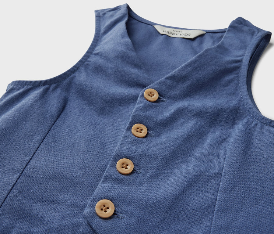 Eine blaue Kinder-Weste mit braunen Knöpfen.