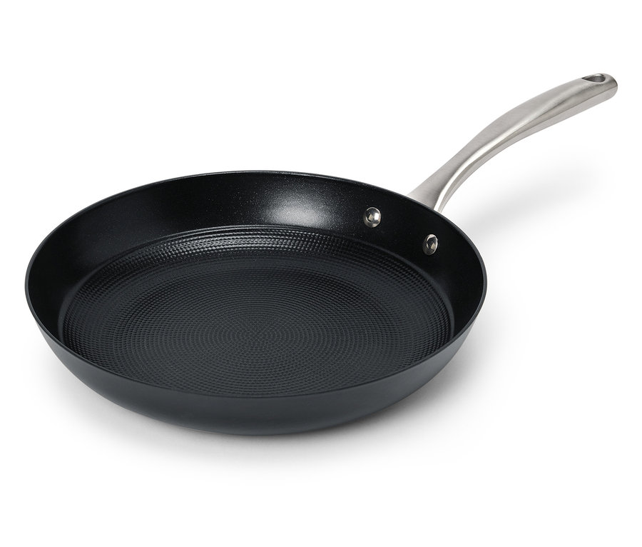 Eine schwarze Bratpfanne mit Edelstahlgriff auf weißem Hintergrund.