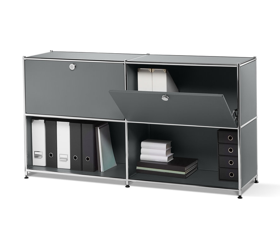 Graues Metall-Sideboard mit 2 versetzbaren Klappenfächern, Regalböden mit Büchern und Ordnern.