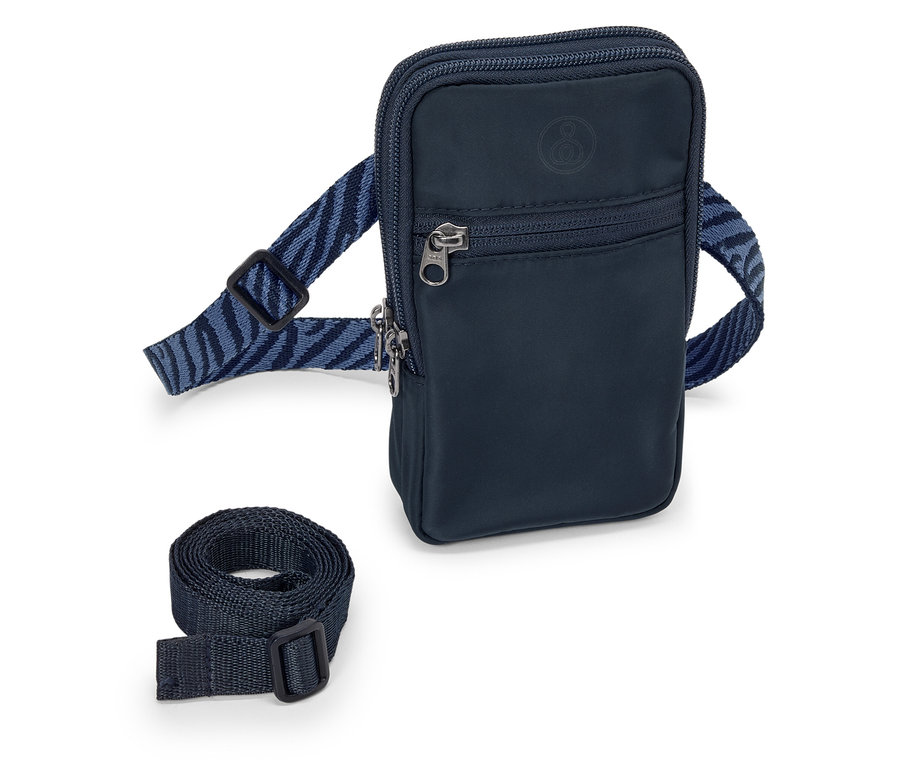 Eine dunkelblaue Tasche mit Reißverschlüssen und einem Gurt liegt auf einem weißen Hintergrund.