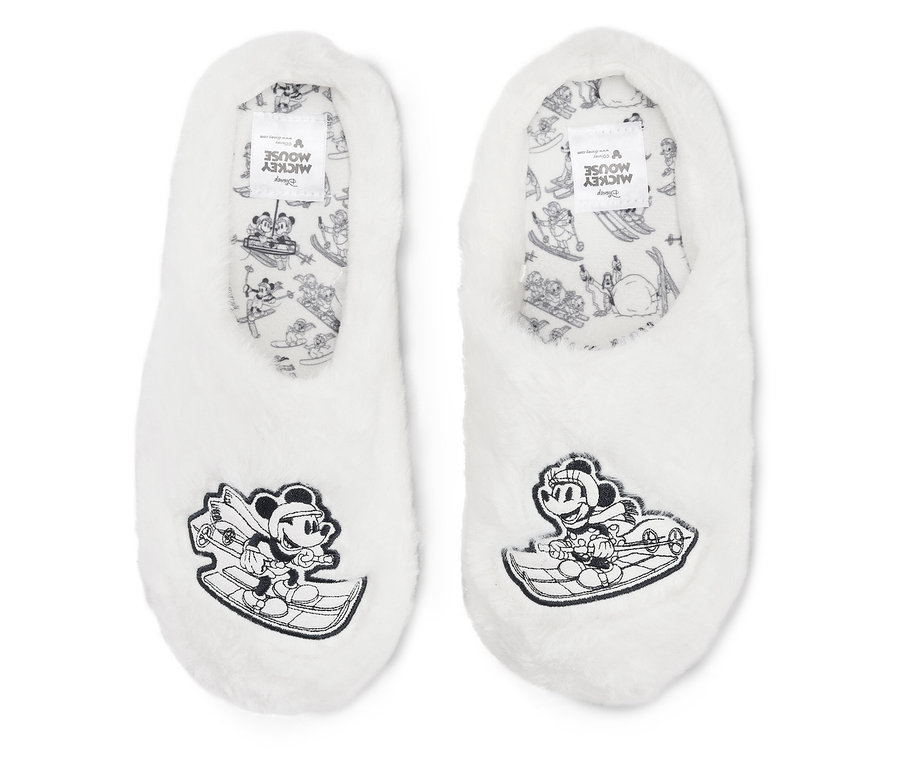 Zwei weiße, flauschige Hausschuhe mit einer Cartoon-Zeichnung von Mickey Mouse auf jedem Schuh.