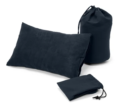 Ein Camping-Kissen und zwei Packsäcke sind auf einem weißen Hintergrund zu sehen.