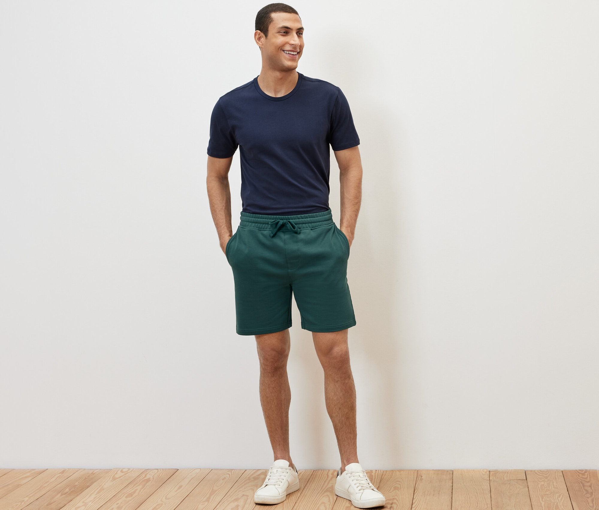 Mann posiert in Sweatshorts.