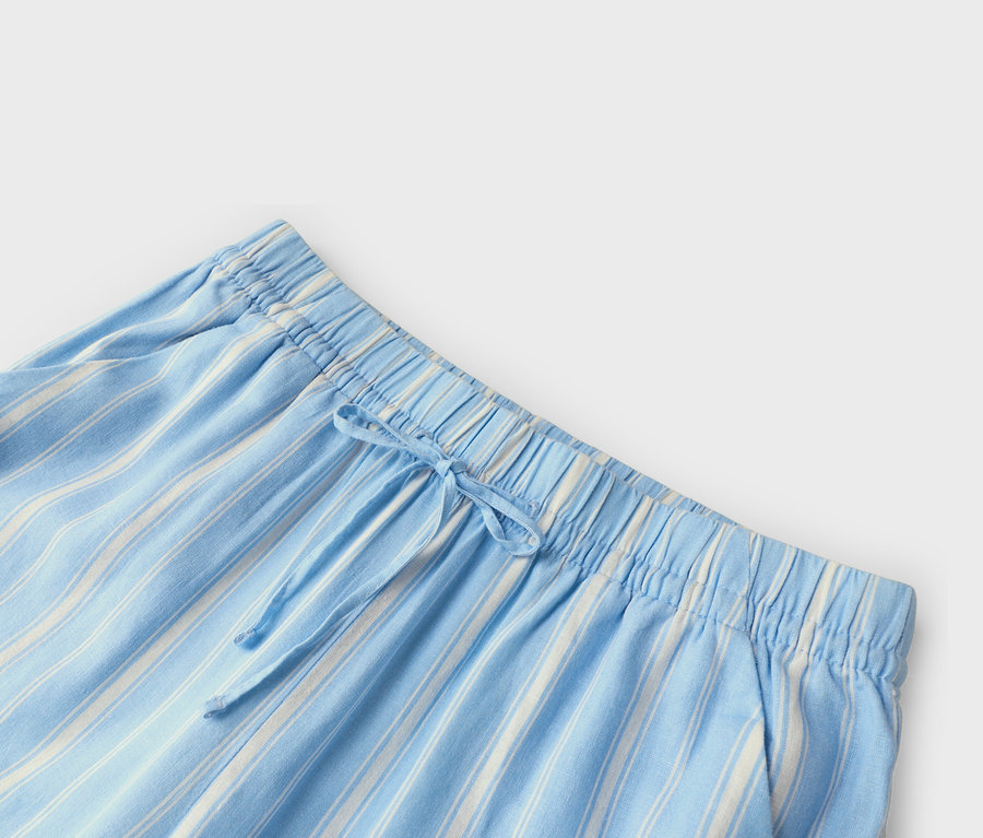 Nahaufnahme der Taille einer hellblau-weiß gestreiften Hose mit Tunnelzug.