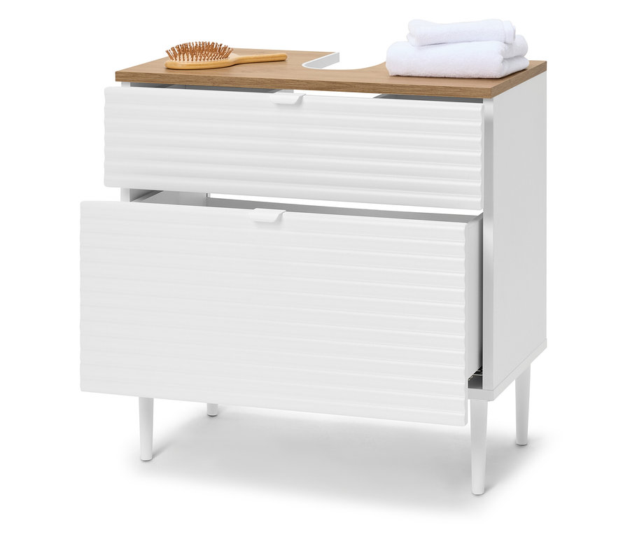 Weißer Badezimmerschrank mit zwei Schubladen, einer Holzarbeitsplatte, einer Haarbürste und Handtüchern.