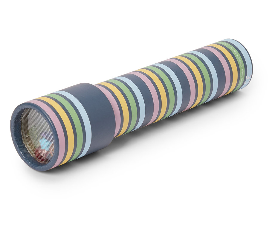 Ein Kaleidoskop mit bunten Streifen liegt auf einem weißen Untergrund.