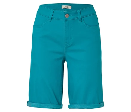 Nahaufnahme von türkisfarbenen Shorts mit hochgekrempeltem Saum.