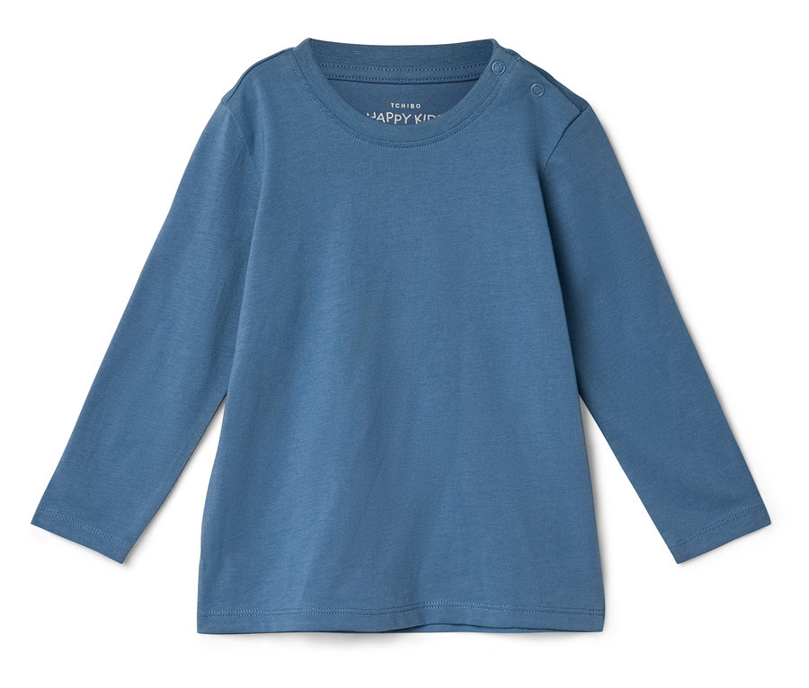 Blaues, langärmliges Kindershirt liegt auf einem weißen Hintergrund.