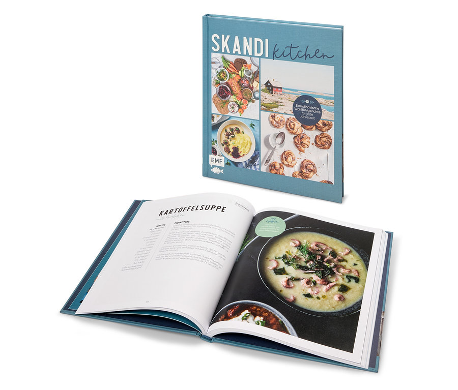 Zwei Kochbücher liegen aufgeschlagen auf einem Tisch. Das obere Buch zeigt den Titel "Skandi Kitchen" und verschiedene Speisen. Das untere Buch ist bei einem Rezept für Kartoffelsuppe aufgeschlagen.