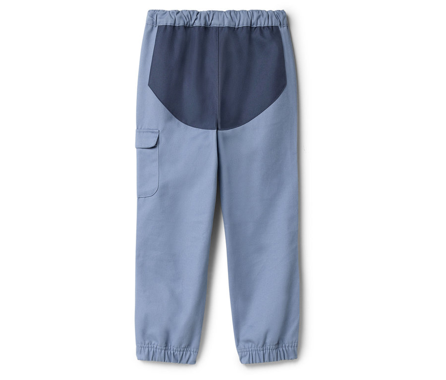 Hellblaue Hose mit marineblauem Einsatz am Bund und einer Cargotasche.
