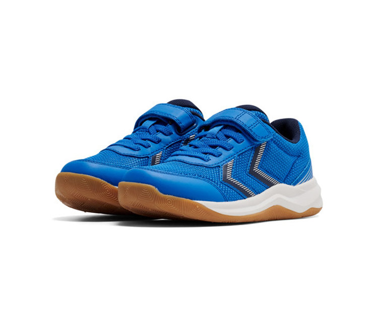 Paar blaue Sportschuhe mit Klettverschluss, weißen Zwischensohlen und braunen Gummilaufsohlen. An den Seiten befinden sich weiße und schwarze Chevron-Muster.