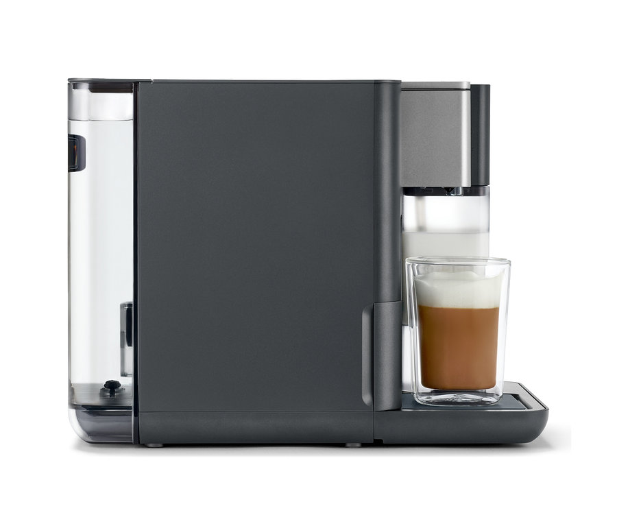 Ein grauer Qbo MILK MASTER mit Kaffee in einer Tasse.
