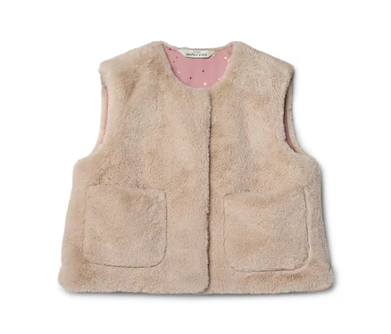 Beige Kunstfellweste für Kinder mit zwei aufgesetzten Taschen und rosa Futter mit goldenen Sternen.