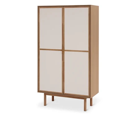 Heller Holzschrank mit zwei Türen, die jeweils zwei rechteckige cremefarbene Paneele haben, die durch eine horizontale Holzleiste getrennt sind. Der Schrank steht auf vier Holzbeinen.