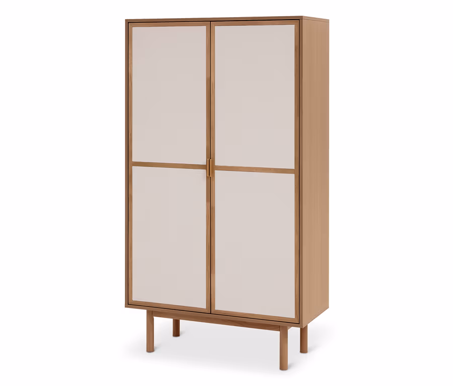 Heller Holzschrank mit zwei Türen, die jeweils zwei rechteckige cremefarbene Paneele haben, die durch eine horizontale Holzleiste getrennt sind. Der Schrank steht auf vier Holzbeinen.