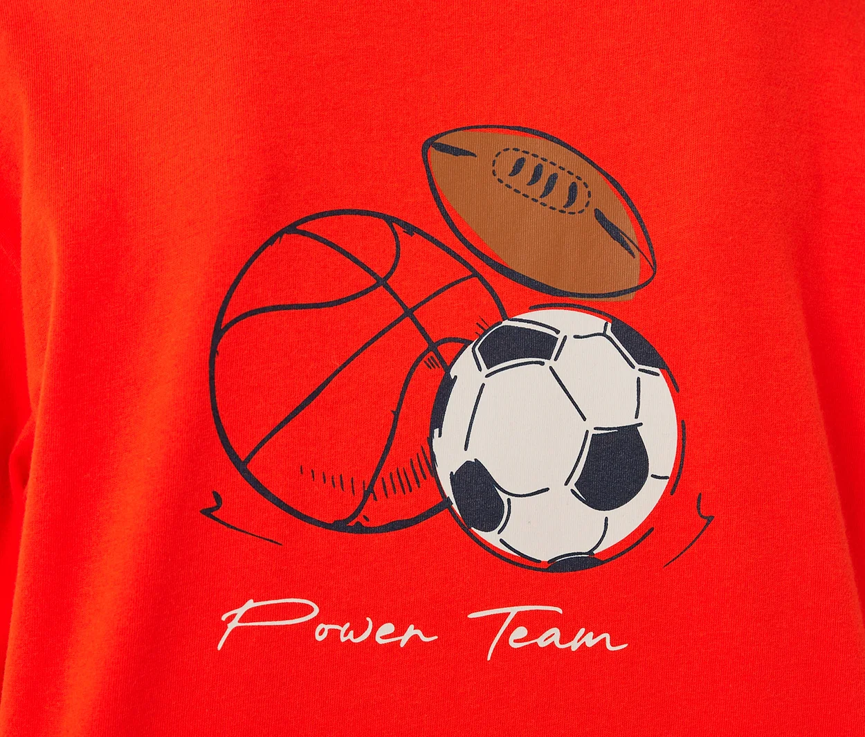 Rotes SCHIESSER Kinder-Pyjama-Oberteil mit Aufdruck eines braunen American Footballs, eines Basketballs und eines schwarz-weißen Fußballs, darunter der Schriftzug „Power Team“.