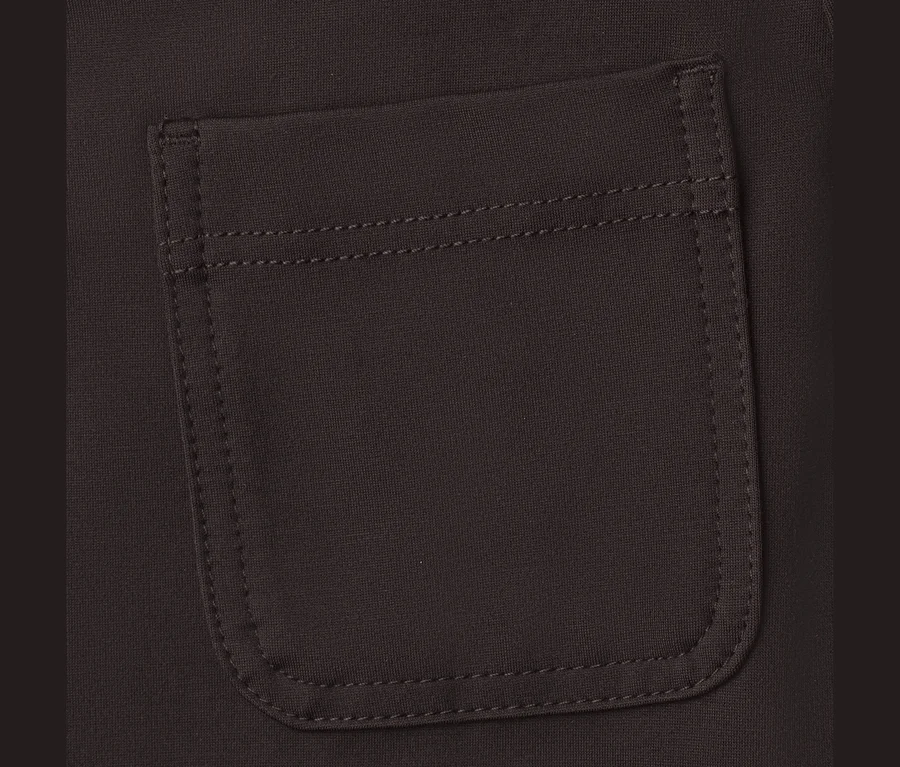 Nahaufnahme einer braunen Stofftasche auf einer Street One Stoffhose, mit sichtbaren Nähten und abgerundeten Ecken.