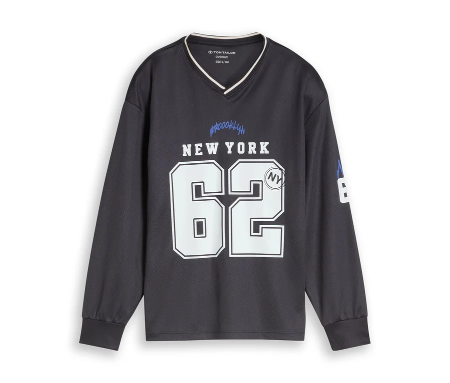 Dunkelgraues Langarmshirt mit V-Ausschnitt und weißem Kragenrand. Auf der Brust steht in Weiß "NEW YORK" und darunter die große Zahl "62". Darüber ist in Blau "Brooklyn" geschrieben, und neben der "2" ist ein kleines "NY"-Logo.