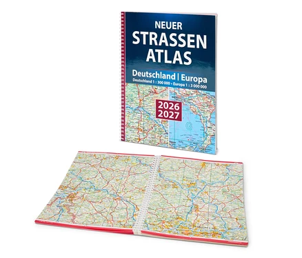 Ein neuer Strassenatlas Deutschland | Europa liegt aufgeschlagen auf einem Tisch.