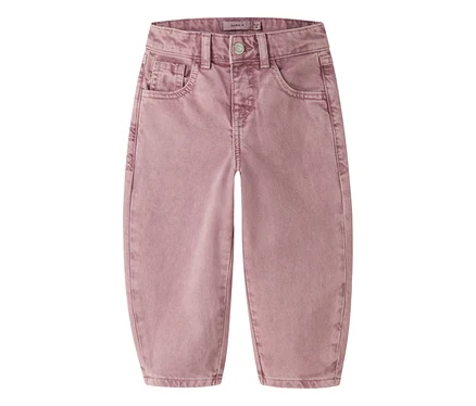 Helle, mauvefarbene Kinderjeans mit Vordertaschen, Gürtelschlaufen und Knopfverschluss, flach liegend.