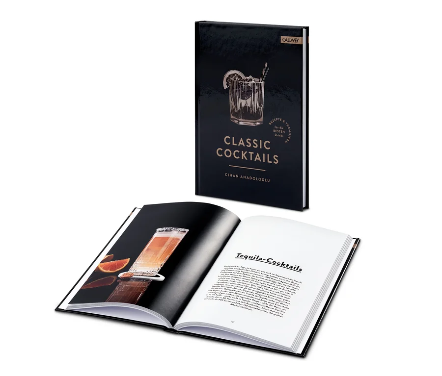 Zwei Exemplare des Buchs »Classic Cocktails«, eines geschlossen und das andere auf einer Seite mit dem Rezept für Tequila-Cocktails geöffnet.
