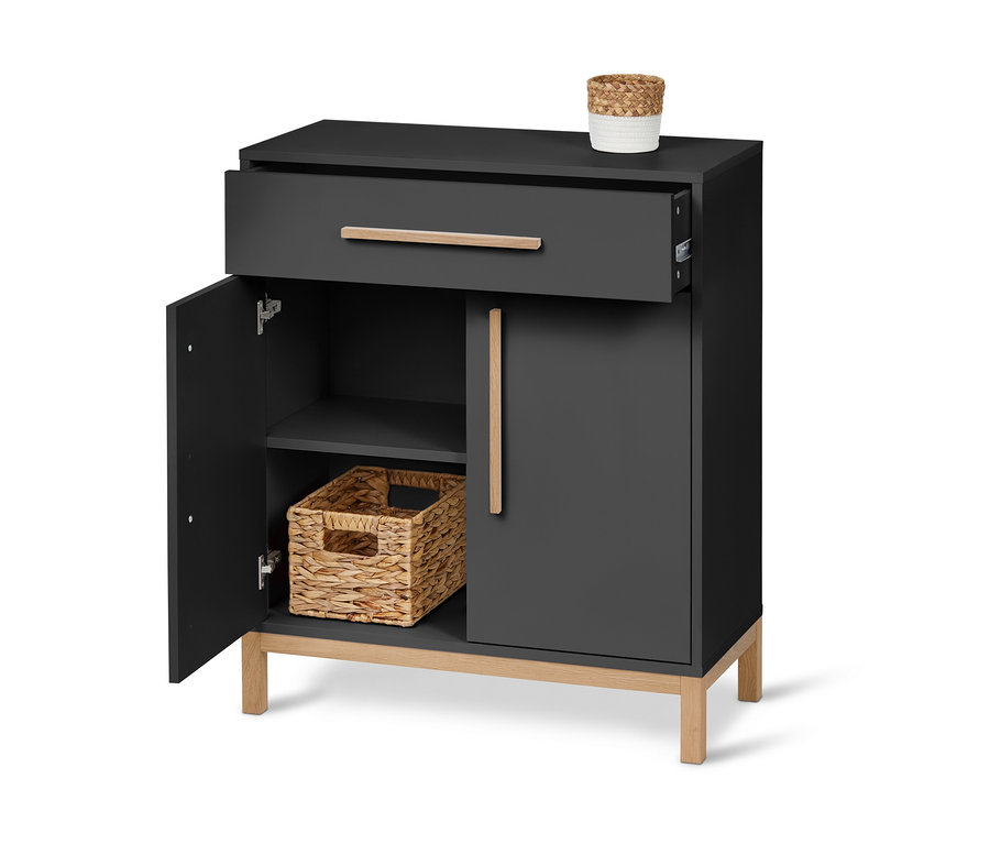 Anthrazitfarbenes Bad-Sideboard Eklund mit offener Tür, Schublade und einem Weidenkorb im Inneren.