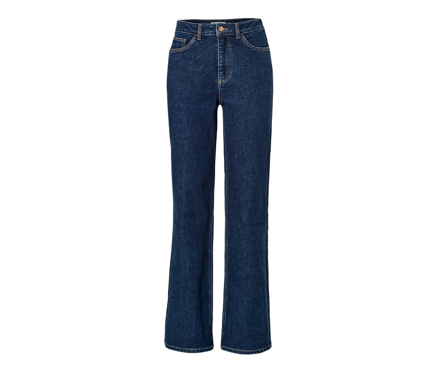 Blaue Bootcut-Jeans.