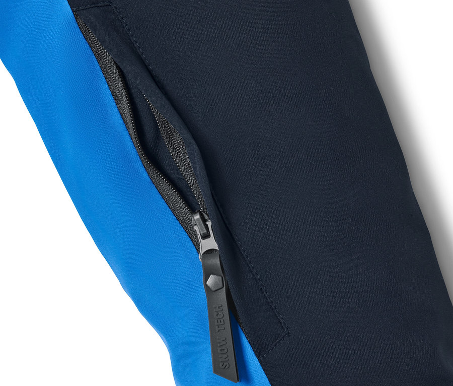 Detailansicht einer blauen Skijacke mit Reißverschluss.