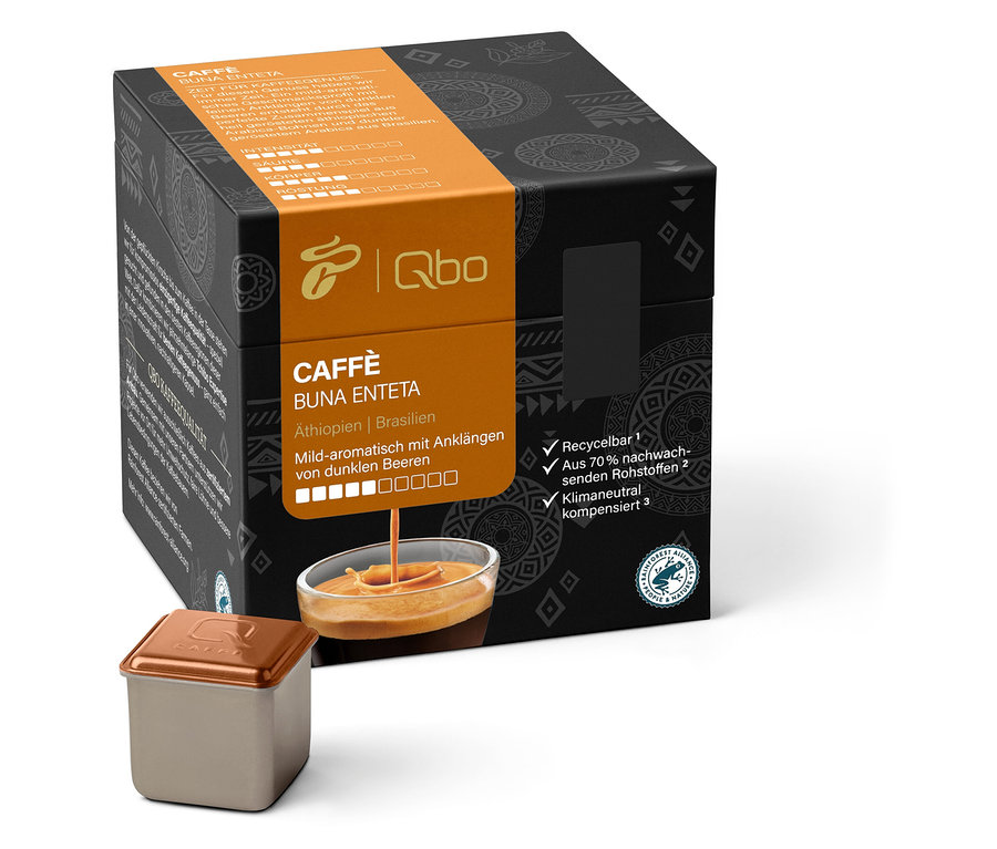 Eine Qbo Caffè BUNA ENTETA Kapsel steht vor einer geöffneten Packung Qbo Caffè BUNA ENTETA mit 27 Kapseln.