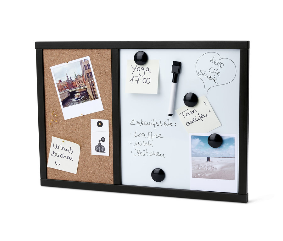 Schwarzes Memoboard mit Kork- und weißer Magnettafel, an der Fotos und Notizen befestigt sind.