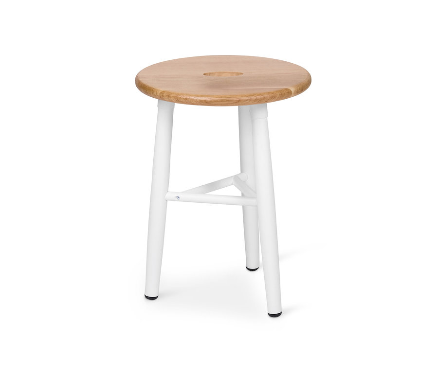 Ein Holzhocker mit drei weißen Beinen steht vor einem weißen Hintergrund.