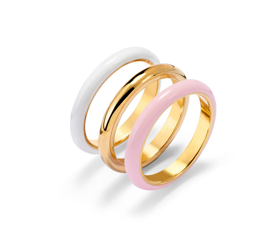 Nahaufnahme von drei Ringen: vergoldet, weiß und rosa.