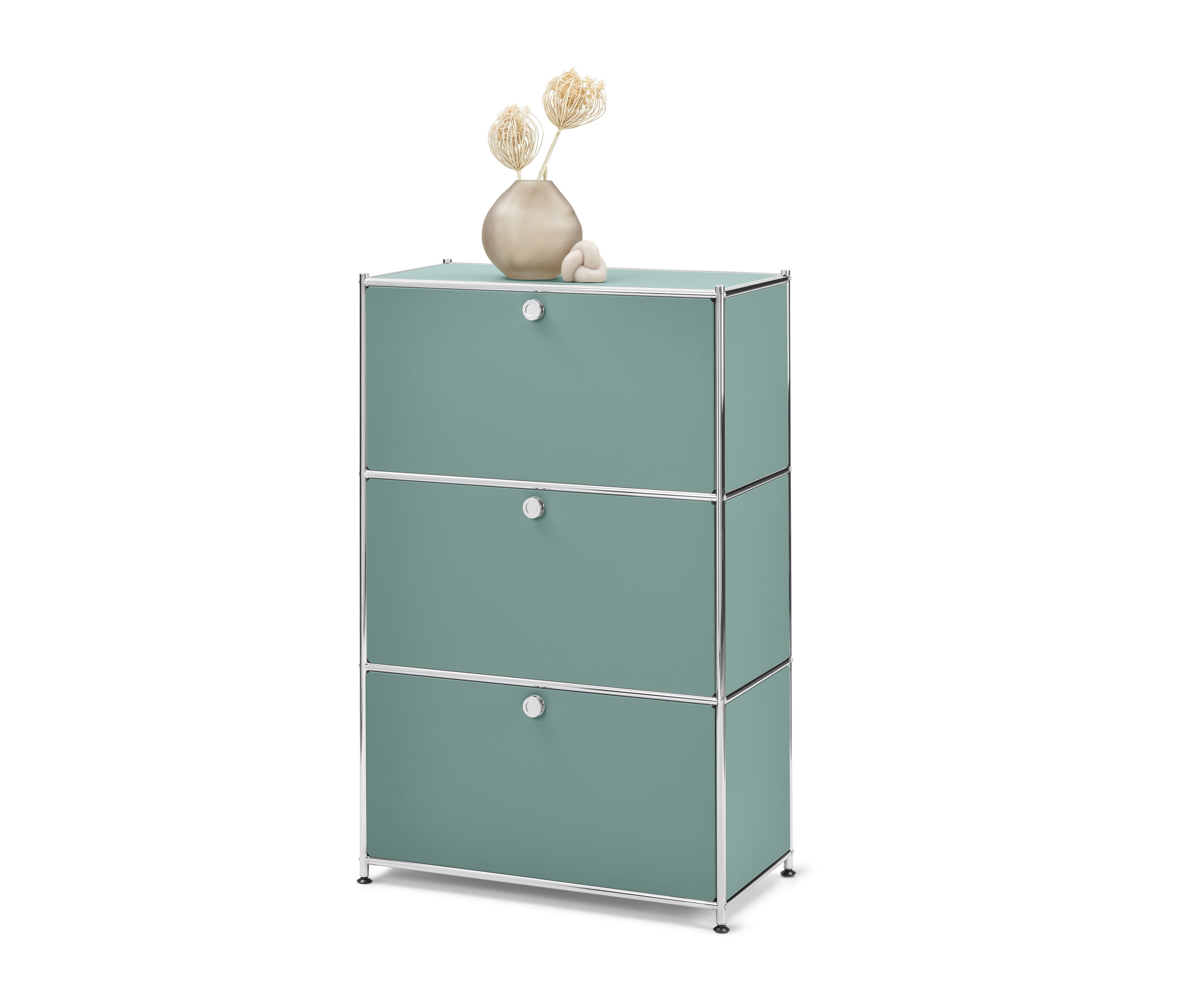Salbeigrüne Kommode »CN3« mit 3 Klappfächern, oben mit Vase und Deko.
