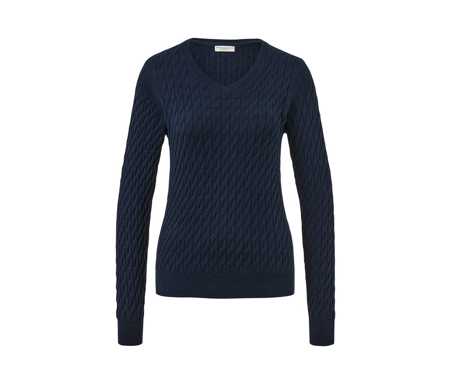 Dunkelblauer Zopfstrickpullover.