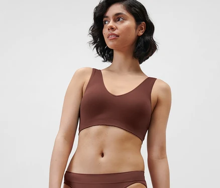 Frau trägt ein braunes Seamless-Bustier.