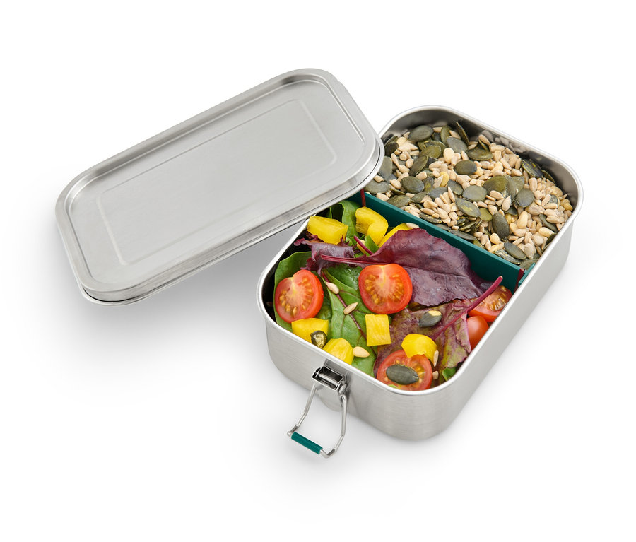 Offene To-go-Lunchbox mit Tomaten, Salat und Samen.