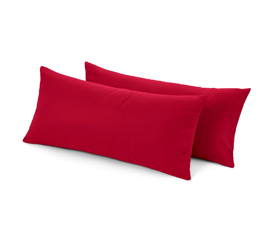Zwei rote Microfaser-Flanell-Kopfkissenbezüge liegen übereinander.